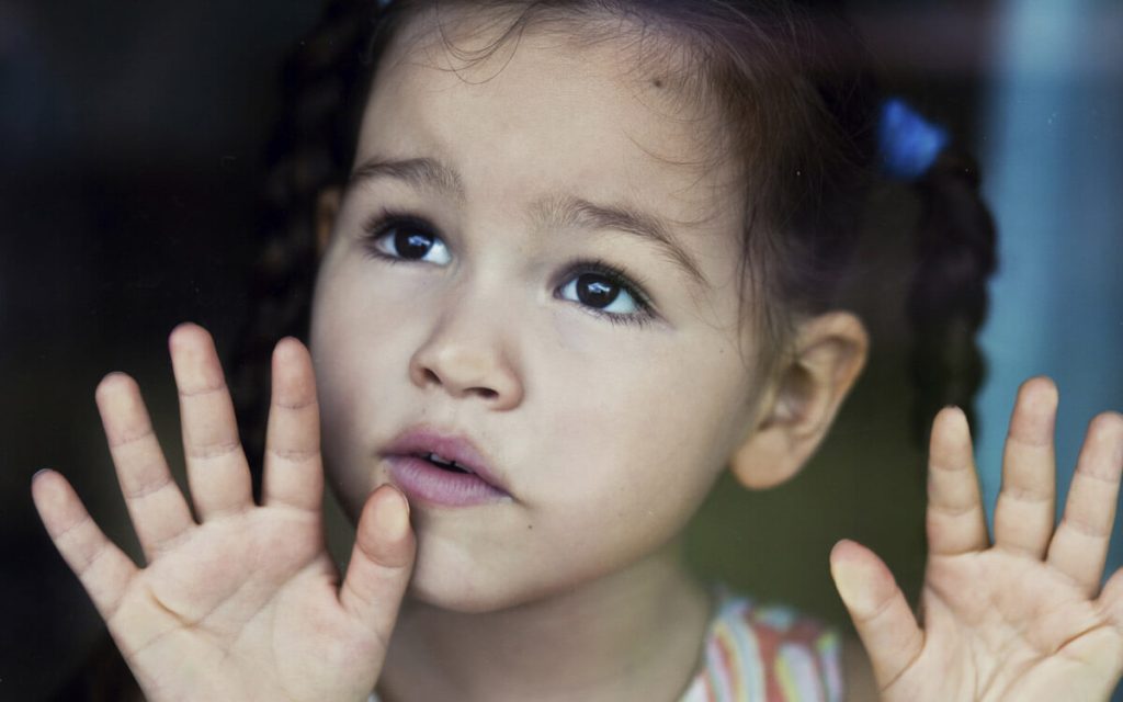 Unisono. Girl waiting by the window